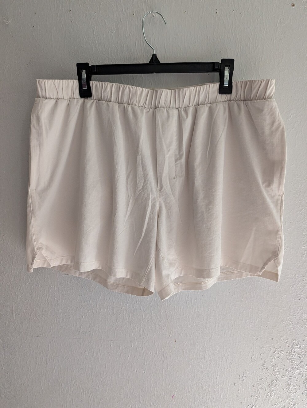 Lululemon Men Elastic Waist Cream Athletic Shorts